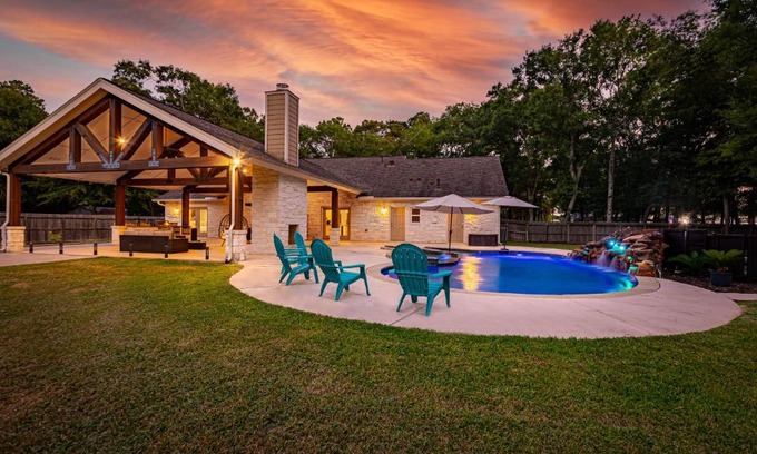 Tomball House | 2 King Suites with Private Pool and Spa, Texas-Sized Covered Patio and Outdoor Kitchen and BBQ