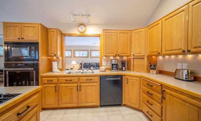 Deer Park House | 2 Lassen Lane | 3BD /2BA, Sleeps 8