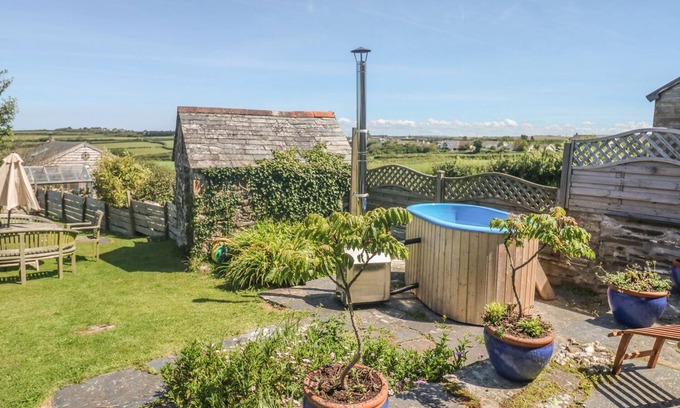 St Minver Cottage | 2 MENEFREDA COTTAGES, family friendly, with hot tub in Rock