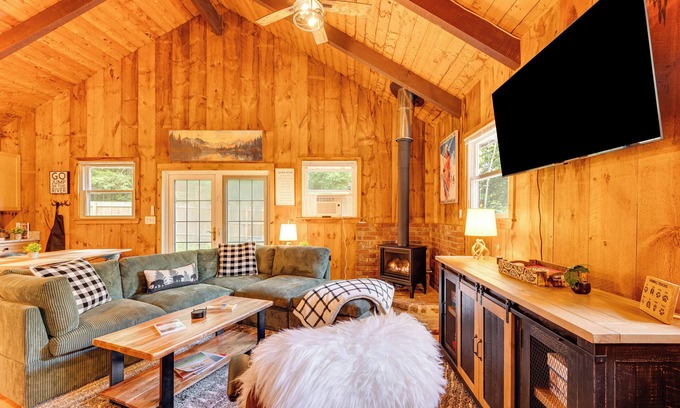 Conway Cabin | 2 Mi to Conway: Cozy Cabin w/Grill & Yard!