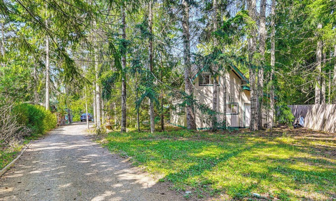 Hoodsport Cottage | 2 Mi to Lake Cushman Access: PNW Cabin Retreat!