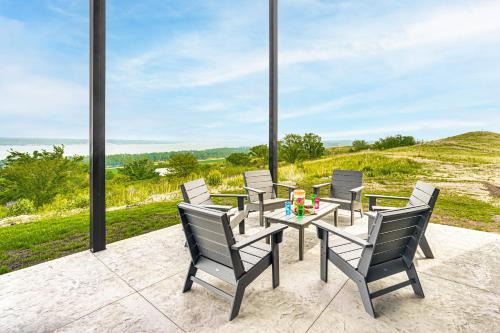 Crofton House | 2 Mi to Lewis and Clark Lake Spacious Getaway