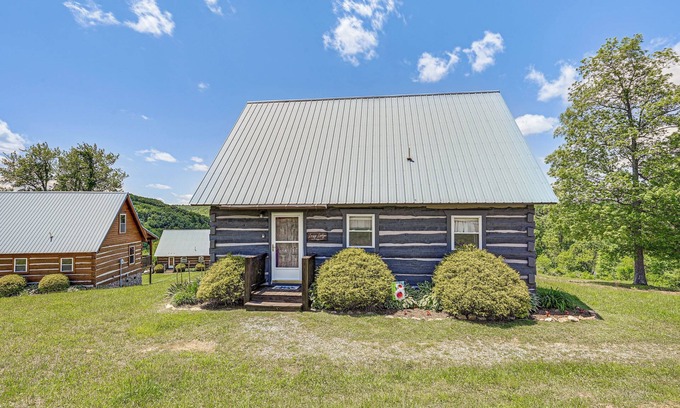 Vesta Cabin | 2 Mi to Mabry Mill: Mtn-View Cabin w/Porch!