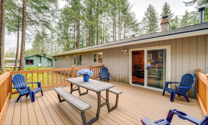 Mendenhall Valley House | 2 Mi to Mendenhall Glacier: Forest-View Sanctuary!