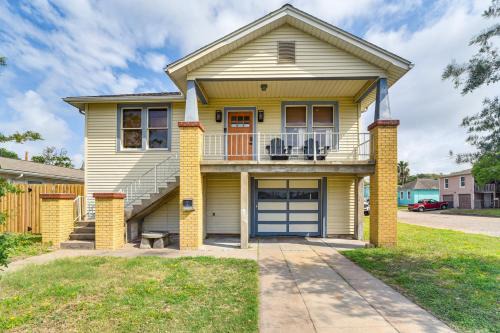 Galveston House | 2 Mi to Pleasure Pier Pet-Friendly Gem with Yard