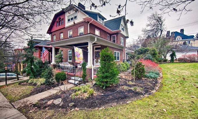 Reading House | 2 Mi to Reading Pagoda Spacious Home with Deck!