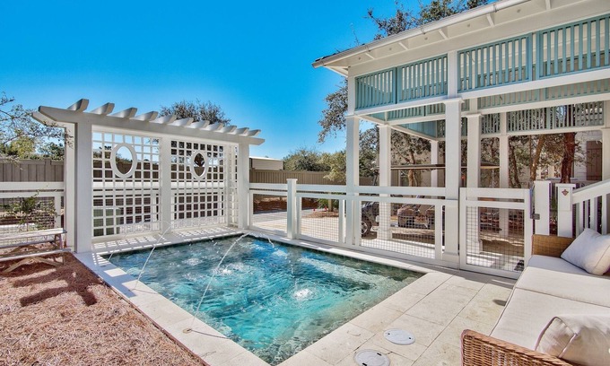 Watercolor House | 2 minute walk to the Beach. Private Heated Pool. New 2024 6 Seater Golf Cart.