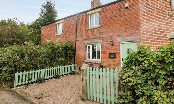 Knott End-on-Sea Cottage | 2 MORTON COTTAGES, pet friendly, with open fire in Garstang