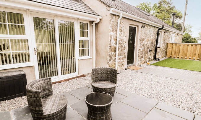 Llangefni Cottage | 2 MOUNTAIN VIEW, pet friendly, character holiday cottage in Llangefni