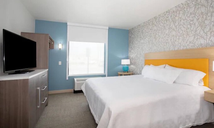 Roswell Hotel | 2 Relaxing Units. Pets Allowed, FREE Breakfast! Close to Spring River Zoo
