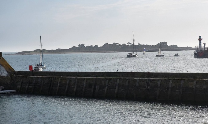 Saint-Vaast-la-Hougue Apartment | 2-room garage facing with panoramic view of the sea and TATIHOU island (UNESCO)