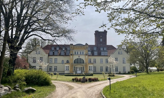 Lelkendorf Other | 2 rooms in the castle in M-V, cleaning included