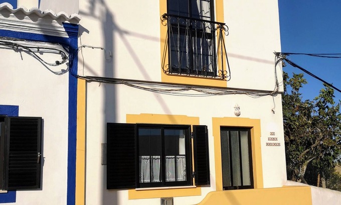 Ferragudo House | 2-storey house with small garden and balcony