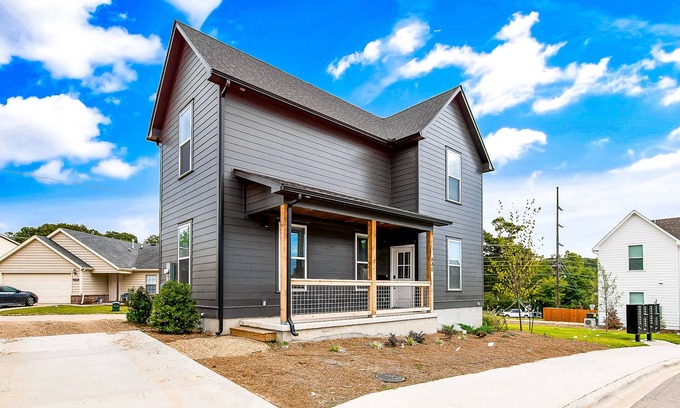 Fayetteville House | 2-story modern & chic home near downtown with washer/dryer, AC, & fast WiFi