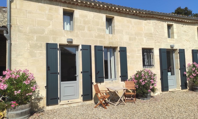 Puisseguin Cottage | 2 The Courtyard 4 Star Vineyard Gite
