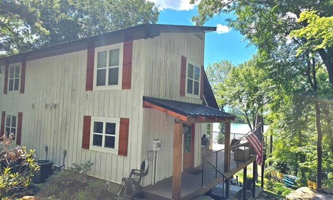 Dandridge House | 20% OFF Book 9/30 Luxury, Lakefront, Dock, Firepit, Hot Tub- Lone Oak Lakehouse