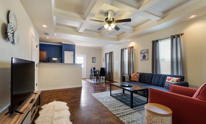 Selma House | 20% OFF Updated 3BR 2.5BTH Townhome - Pet-friendly - Fast WiFi-Driveaway Parking