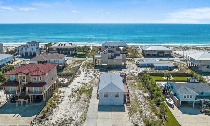 Toilla Segunda House | 200 Steps to Pensacola Beach, Dog-Friendly | Beach Getaways MAL806
