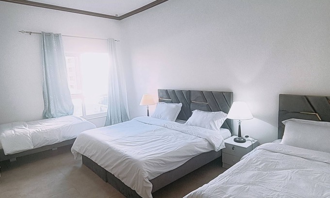 Al Muraqqabat Apartment | 2015 Deluxe 15 minutes to Burj Khalifa by Metro