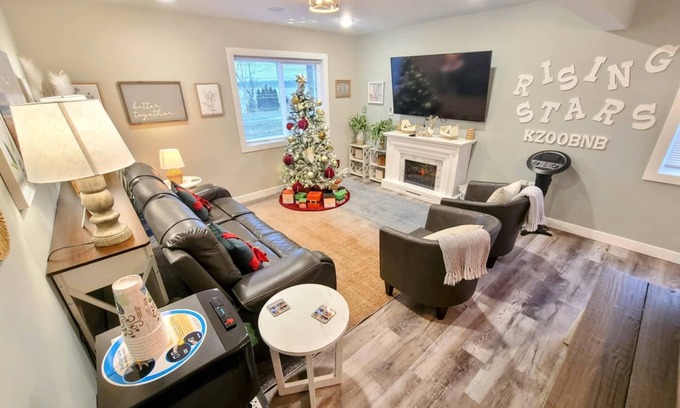 Portage House | 2023 Built Lake Home w/beach, arcade & huge deck