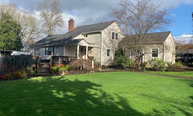 College Hill House | 2024 Olympic Trials - 4 Bdrm, 3 Ba, sleeps 8, Hot Tub, Fire Pit, big yard/garden