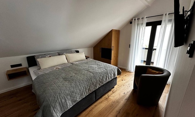 Ernst Apartment | 2024 Renovierte, Moderne Ferienwohnung für 2 Personen mit Balkon