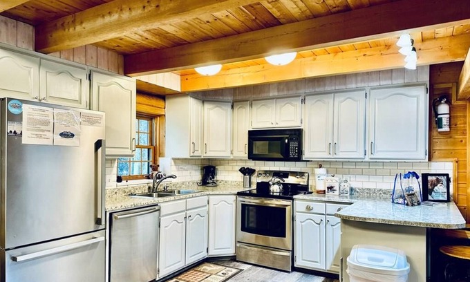 Island Park House | 21 Miles to Yellowstone ~ Fire Pit ~ Horseshoes ~ Wifi