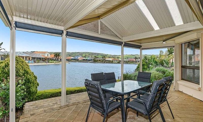 Encounter Bay House | 22 Lakeside Cct - Spacious Lakefront Home