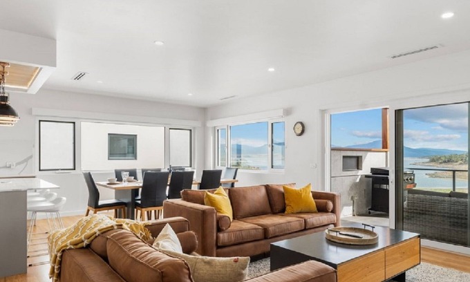 East Jindabyne House | 22B Old Kosciuszko Rd - 4BR Townhouse l Amazing Lake Views l WiFi l BBQ