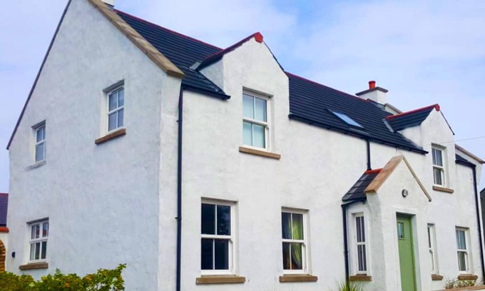 Ballycastle House | 25 mins from Open Golf Portrush 2025. Large Family Friendly House, Sleeps 8.