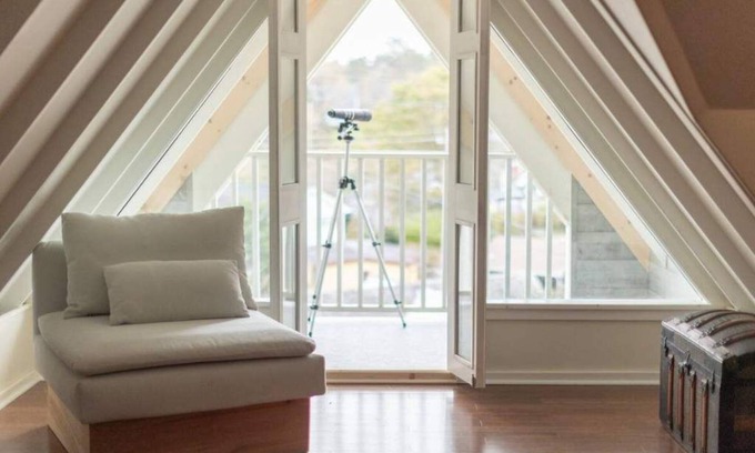 Chester Apartment | 2700’ | Waterviews | 2Levels | Walk to DT | Office