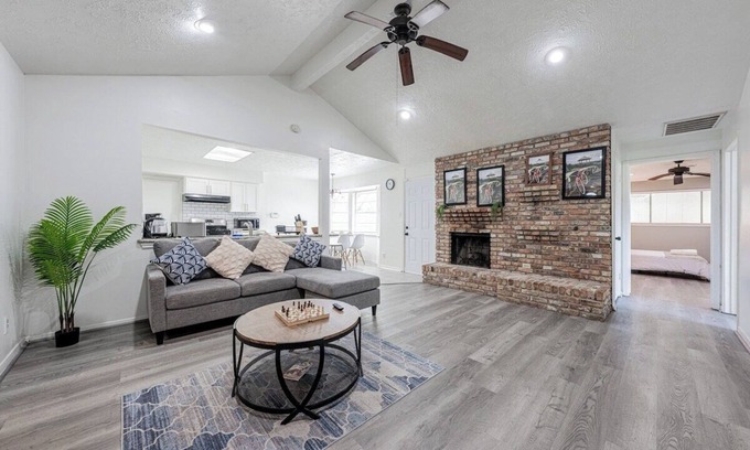 Spring Branch Central House | 2710 Y1 cozy near IKEA Downtown Zoo