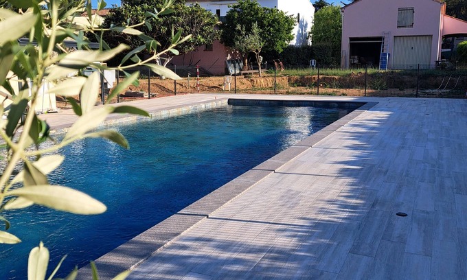 Le Brusc House | 28 m2 gîte, 400 m from the beach, swimming pool and terrace