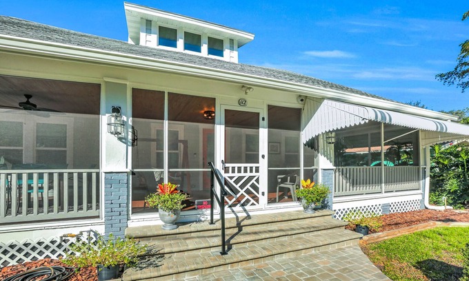 Bradenton House | 2b/2ba, HotTub, Walk To Shops, Dining! Beach Close! Wkly/Mo Discounts! Boat Opt!