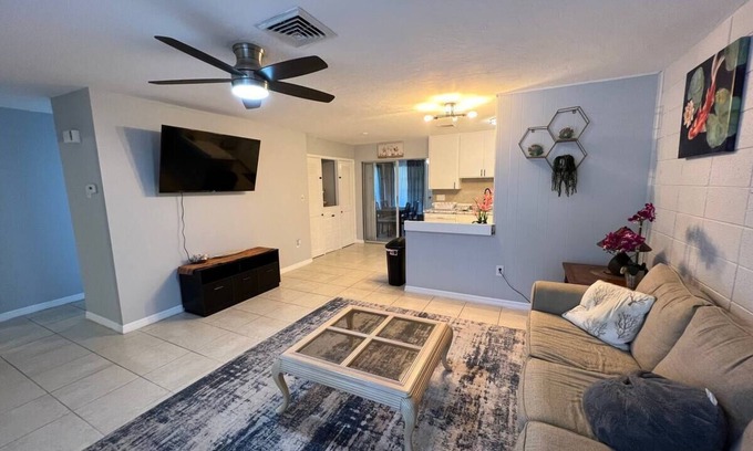 Warm Mineral Springs Apartment | 2bdr, 5 min walk to Warm Mineral Springs