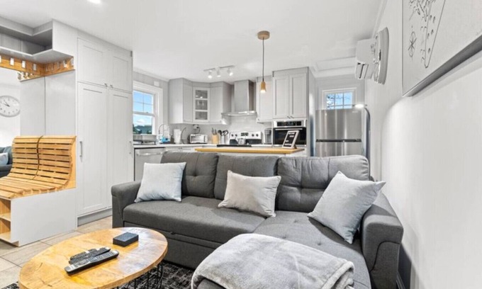 Radnor - Fort Myer Heights House | ⭐️2BDRM-5 min walk to Courthouse Metro/10min to DC⭐️