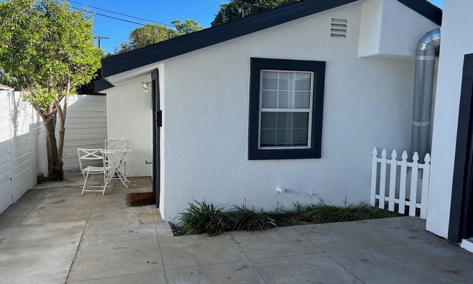 Lake Balboa House | 2bed 1bath GH house with parking near Van Nuys airport & Universal Studio for 4+