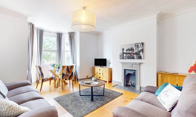 Woolwich Common Apartment | 2Bed Flat: 15min to Woolwich Arsenal & 5min to Bus