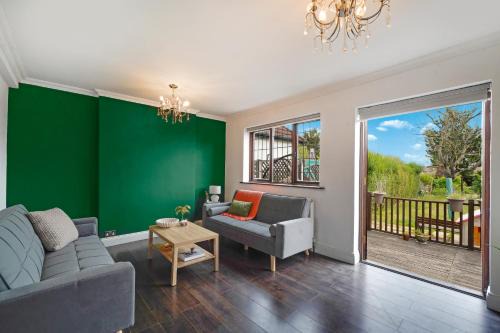 Brunel House | 2Bedroom 2 King4 Single 2Sofa Beds Parking x3 Garden & Patio