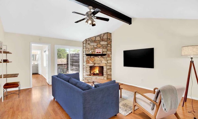 Zilker House | 2BR 2BA Cozy Bungalow with Backyard in Montclaire - Zilker Area