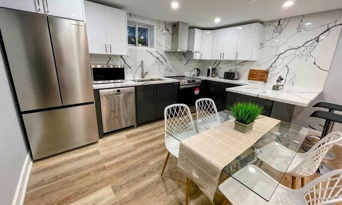 Vaughan House | 2BR Apt with Modern Comforts