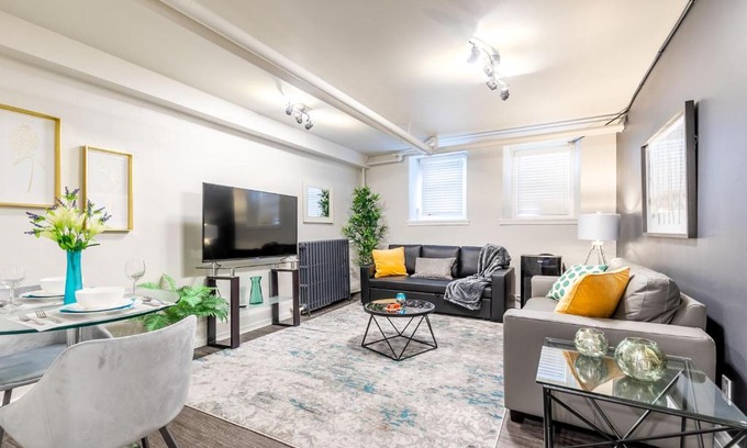 Hamilton Apartment | 2BR Apt with Netflix- In the Heart of DT Hamilton