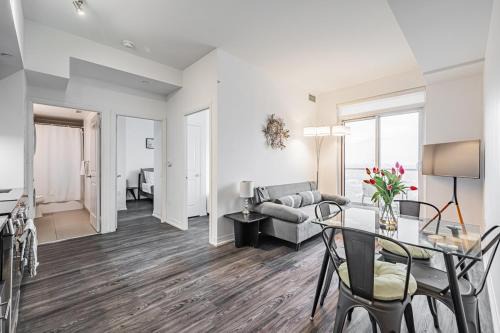 Garden District Apartment | 2BR Condo close to Eaton Center