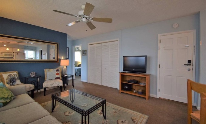 Country Club Estates Condo | 2BR Condo in Heart of Downtown - Walk to Beach & Shopping