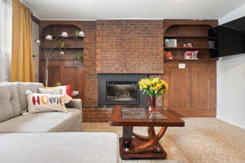 Northwest Calgary House | 2BR Cozy Suite w Fireplace! FREE Banff Pass, Parking, Netflix! Enjoy Yoga Classes or Plan Your Golf Trip!