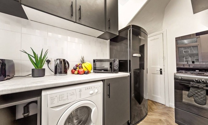 Crawley City Centre Apartment | 2BR Furnished l Parking l WiFi