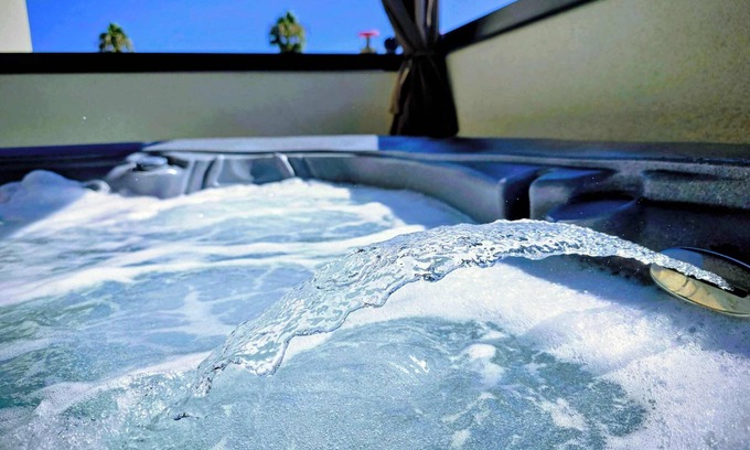 University Heights Apartment | 2br Hot Tub | University City | Modern | Sleeps 7!