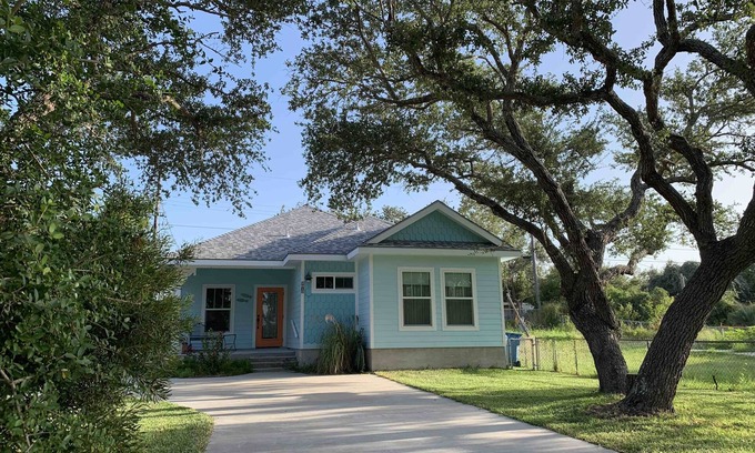 Rockport Cottage | 2Fish Cottage- 5 minutes to the beach!