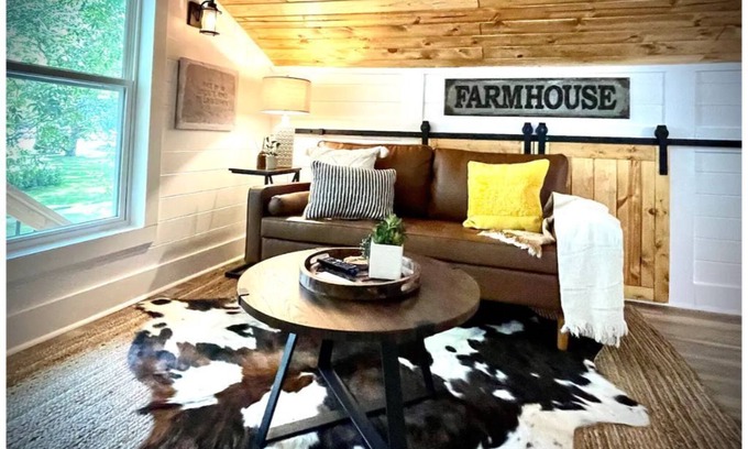 New Braunfels House | 2nd story guest house in downtown New Braunfels