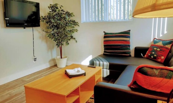 Reseda House | 2nd Story Open Air Balcony; Welcoming Apartment!nn